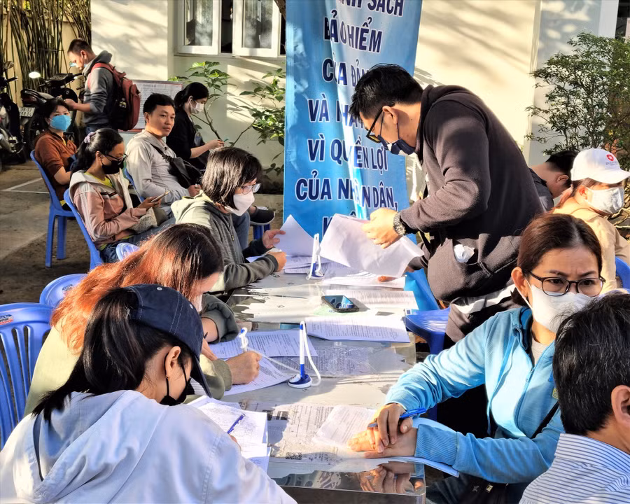 Người lao động chờ làm thủ tục BHXH tại Thủ Đức (TPHCM). Ảnh: Nam Dương