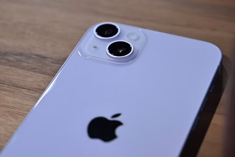 iPhone 14 Plus chỉ rẻ hơn khoảng 100 USD so với iPhone 14 Pro. Ảnh: REUTERS