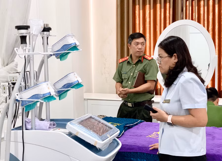 Đoàn Kiểm tra tại Viện Thẩm mỹ Korea Clinic (238A Nguyễn Tất Thành. TP. Pleiku). Ảnh: Như Nguyện