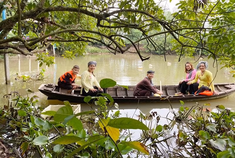 Khách du lịch tại cù lao Mây (Vĩnh Long). Ảnh: LAN ANH