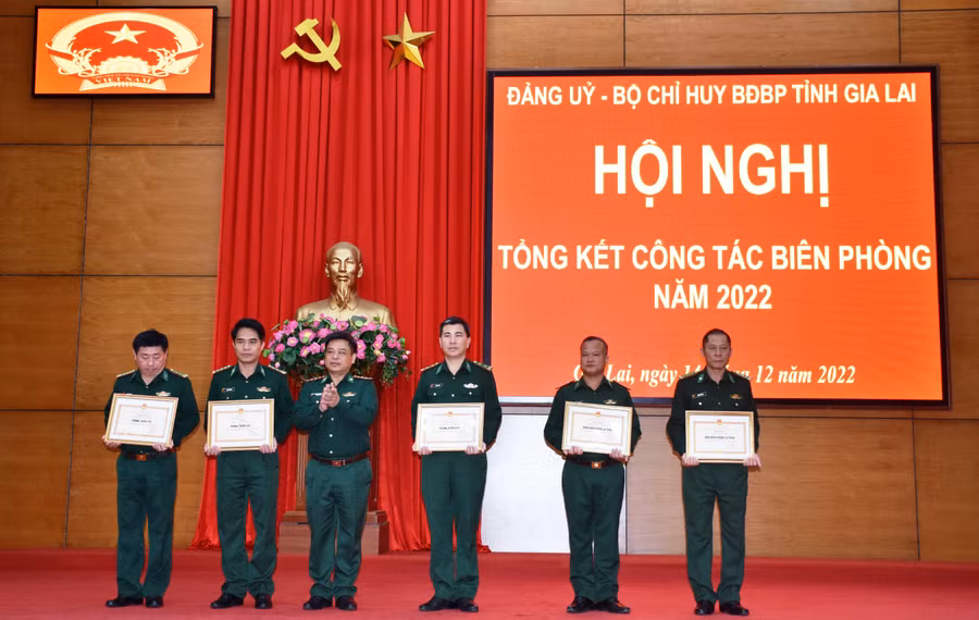 Khen thưởng các tập thể đạt thành tích xuất sắc. Ảnh: Vĩnh Hoàng