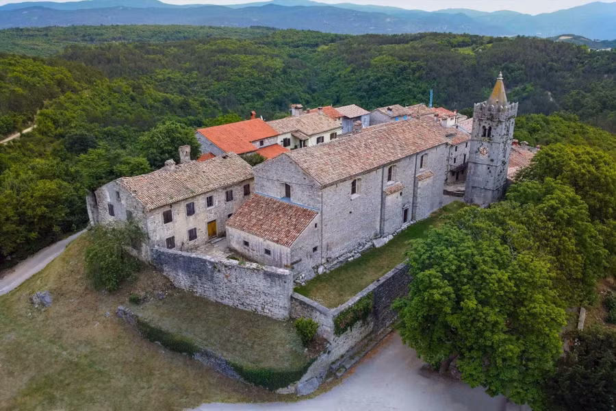  Hum của Croatia là thị trấn nhỏ nhất thế giới. Ảnh: PlaceofJuma
