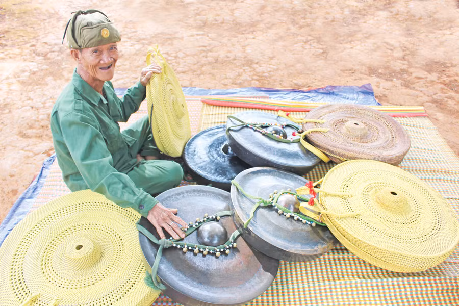 “Áo” chiêng của người Jrai với những nút thắt, kết và quấn tinh xảo. Ảnh: Phương Loan