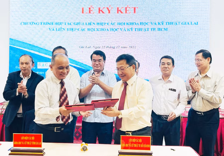 Ký kết hợp tác giữa Liên hiệp Hội Gia Lai và Liên hiệp Hội TP. Hồ Chí Minh. Ảnh: Trần Dung