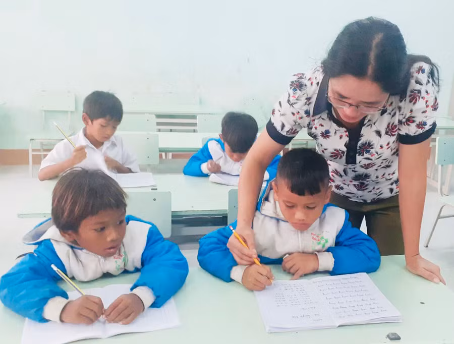 Cô Ksor H’Rin (giáo viên lớp 1.2, Trường Tiểu học và THCS Đinh Núp) dạy học trò bằng tất cả tình yêu thương của mình. Ảnh: Vũ Chi