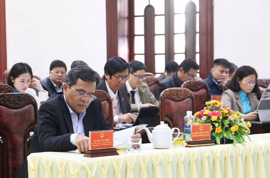 Đồng chí Hồ Văn Niên-Ủy viên Ban Chấp hành Trung ương Đảng, Bí thư Tỉnh ủy, Chủ tịch HĐND tỉnh dự và chỉ đạo kỳ họp. Ảnh: Quang Tấn