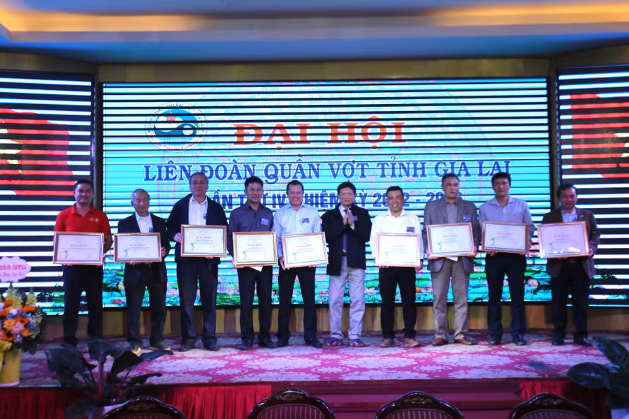 Các cá nhân và tập thể nhận Bằng khen của Liên đoàn Quần vợt Việt Nam. Ảnh: Văn Ngọc