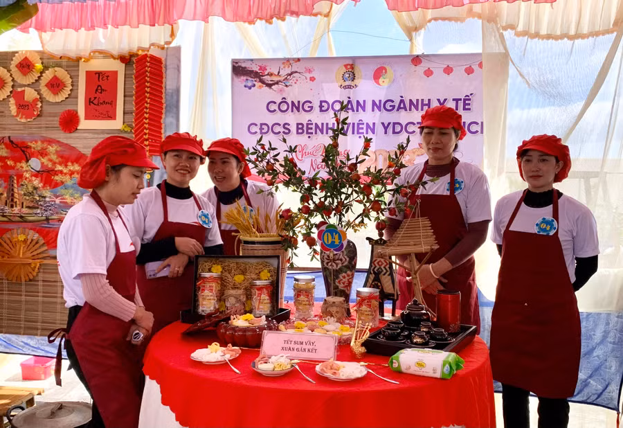 Công đoàn cơ sở Bệnh viện Y dược cổ truyền- Phục hồi chức năng tỉnh trình bày mâm bánh, mứt với chủ đề “Xuân gắn kết, Tết yêu thương”, đội đạt giải nhất tại hội thi. Ảnh: Như Nguyện