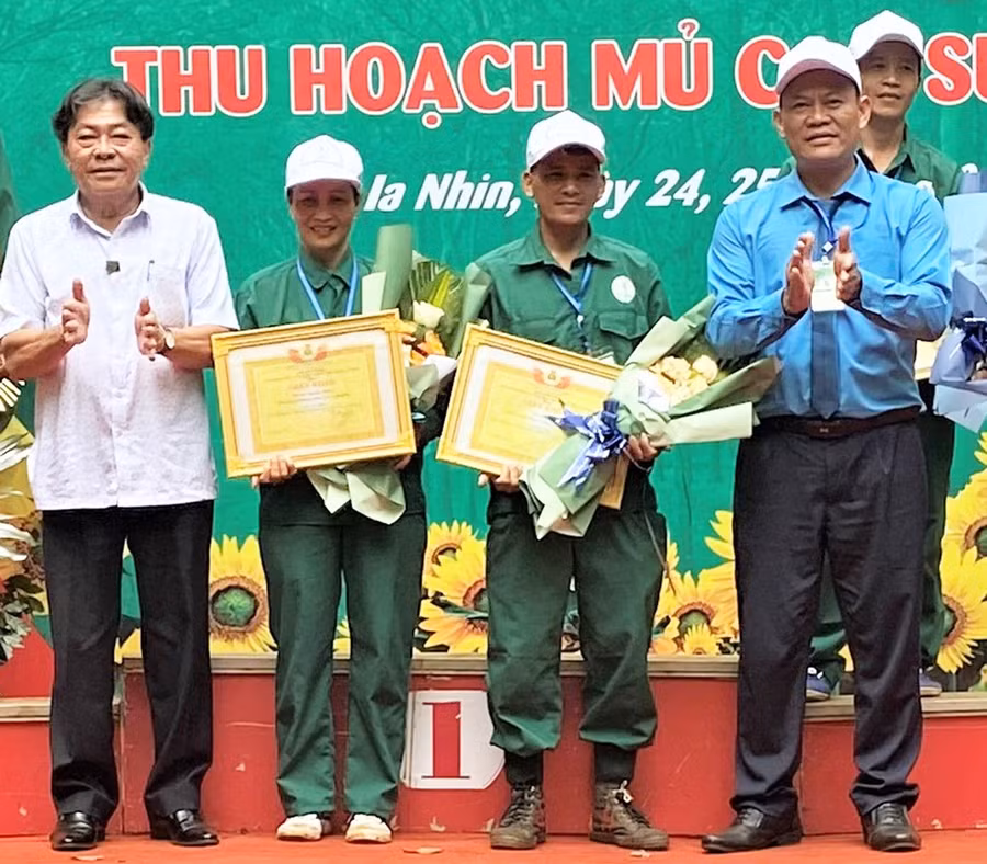 Anh Lão (thứ 3 từ trái sang) giành giải nhất tại Hội thi “Bàn tay vàng” thu hoạch mủ cao su năm 2022 của Công ty TNHH một thành viên Cao su Chư Păh. Ảnh: Hà Đức Thành