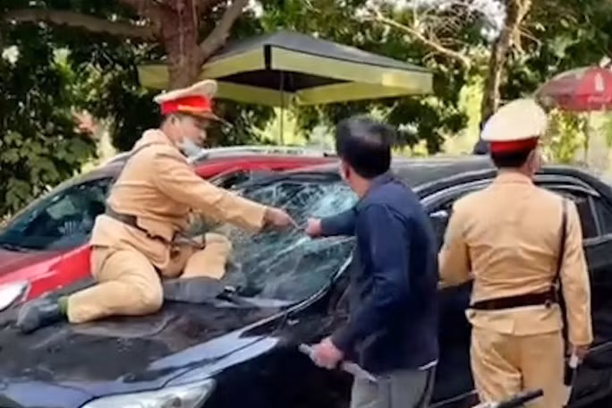Nam CSGT bị thương sau khi bị tài xế hất lên nắp capo, bỏ chạy.