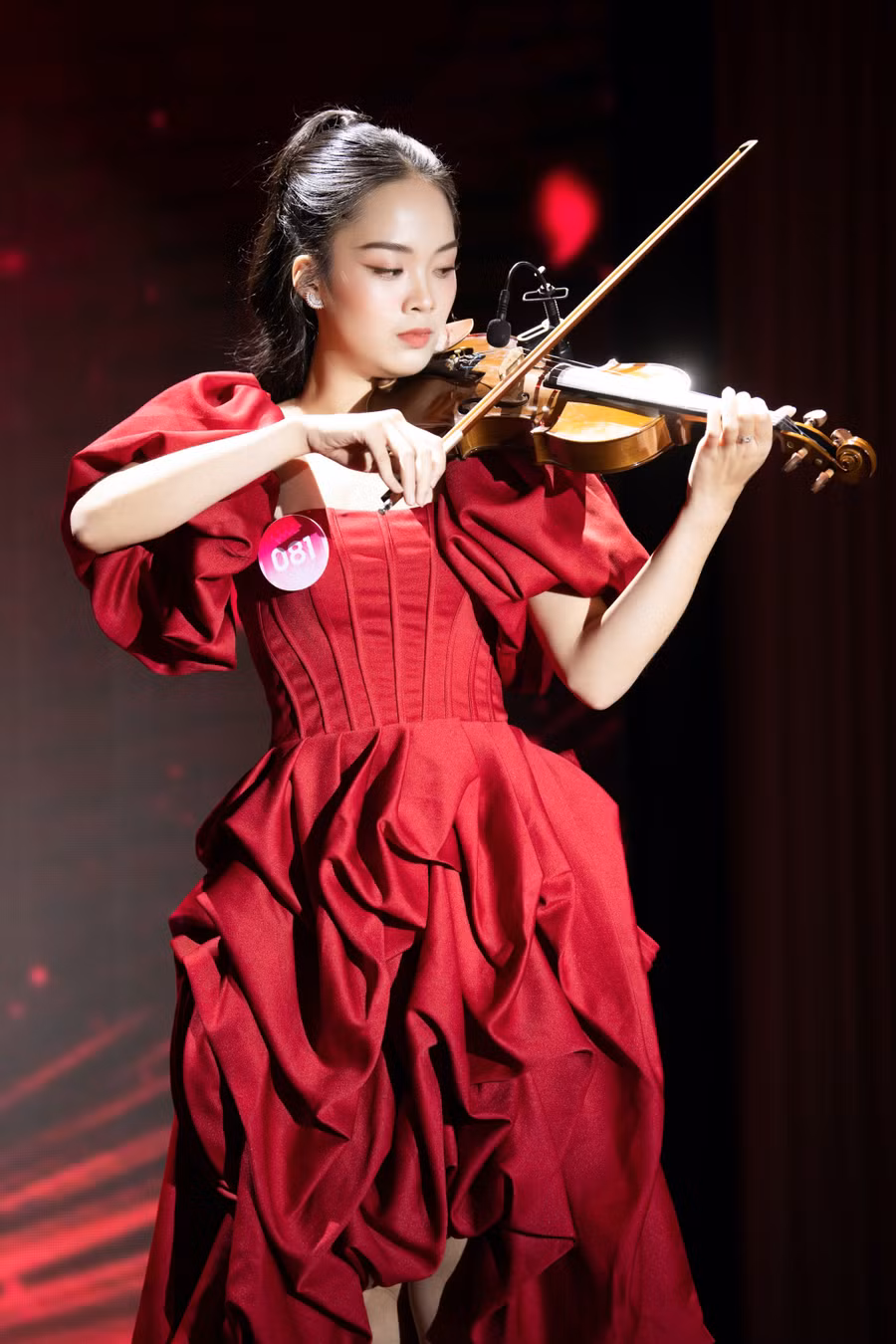 Là một gương mặt mới của năm nay dù chưa từng tham gia cuộc thi nhan sắc nào nhưng Trần Gia Hân (SBD 081) nhận được nhiều lời khen từ công chúng bởi phong thái tự tin và tài chơi violin ấn tượng. Ảnh: BTC