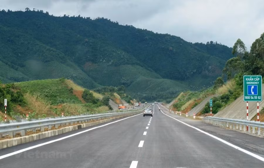 Phương tiện lưu thông trên một đoạn tuyến cao tốc được đưa vào vận hành và khai thác. Ảnh: Việt Hùng/Vietnam+