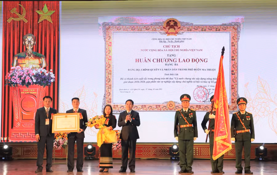 Thừa ủy quyền của Chủ tịch nước, Bí thư Tỉnh ủy Nguyễn Đình Trung đã trao tặng Huân chương Lao động hạng Ba cho Đảng bộ, Chính quyền và Nhân dân TP. Buôn Ma Thuột.