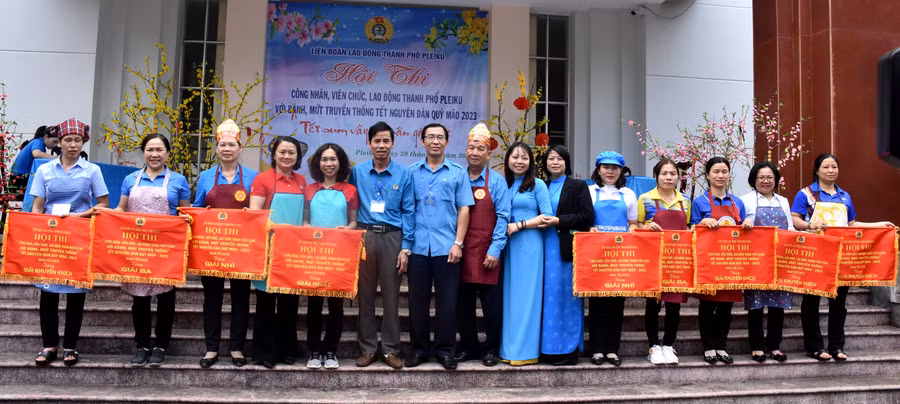 Ban tổ chức Hội thi trao giải cho các đội có sản phẩm xuất sắc. Ảnh: Đinh Yến Ban tổ chức Hội thi trao giải cho các đội có sản phẩm xuất sắc. Ảnh. Đinh Yến