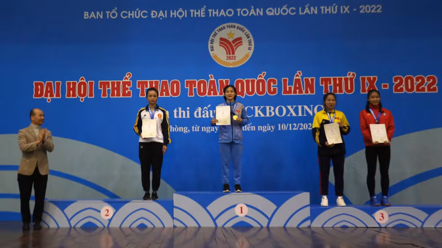 Lê Thị Nhi ở bục nhận huy chương vàng của môn Kickboxing. Ảnh: Văn Ngọc Lê Thị Nhi ở bục nhận huy chương vàng của môn Kickboxing. Ảnh: Văn Ngọc