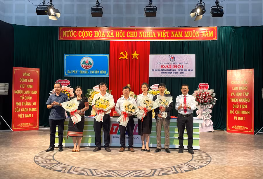 Ban Thư ký Chi hội Nhà báo Đài PT-TH tỉnh khóa mới ra mắt Đại hội. Ảnh: Lam Nguyên