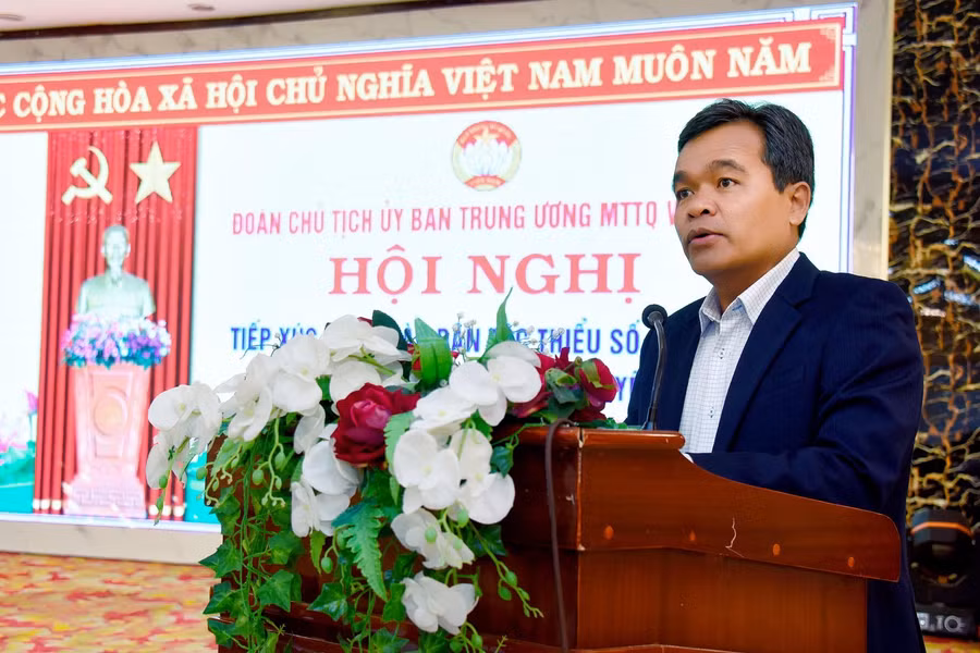 Bí thư Tỉnh ủy Hồ Văn Niên thông tin đến hội nghị về các giải pháp quan tâm đến công tác dân tộc. Ảnh: Đức Thụy