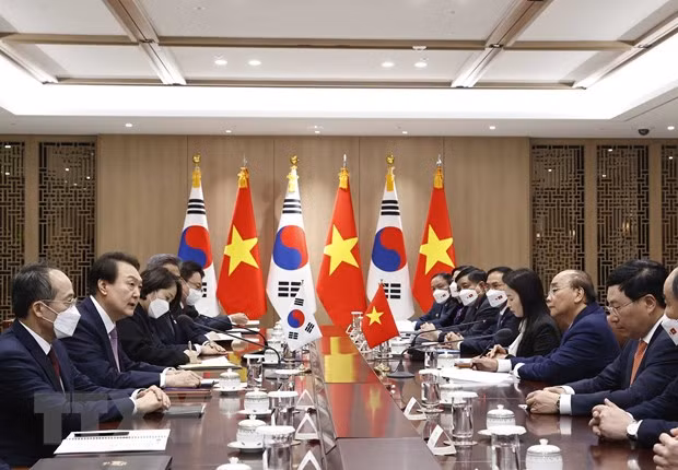 Chủ tịch nước Nguyễn Xuân Phúc hội đàm với Tổng thống Hàn Quốc Yoon Suk-yeol. (Ảnh: Thống Nhất/TTXVN)