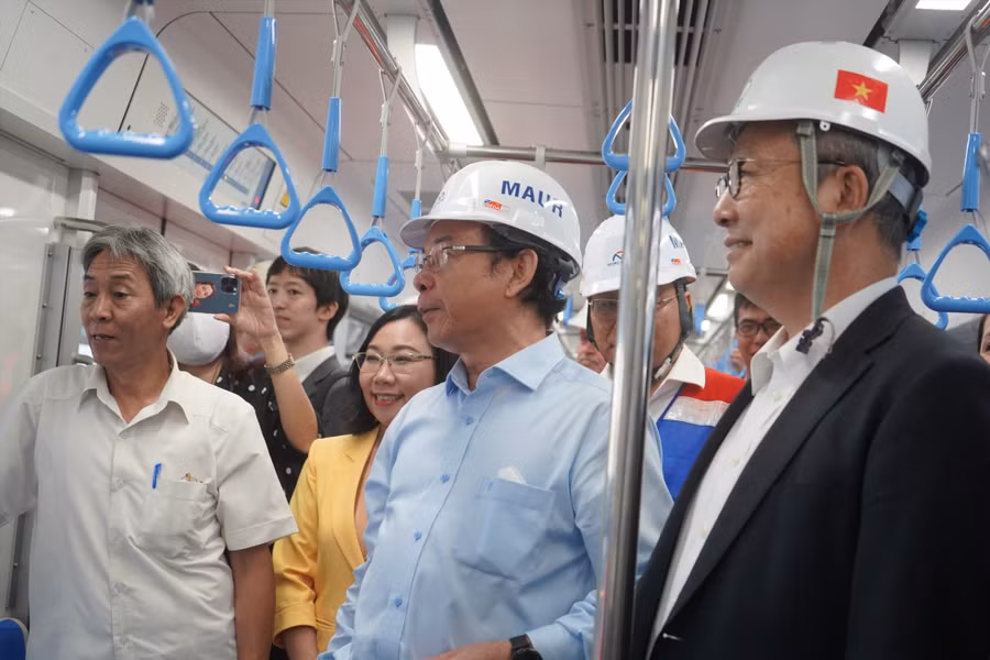 Bí thư Thành ủy TPHCM Nguyễn Văn Nên (giữa) trải nghiệm tàu metro số 1. Ảnh: Phương Ngân