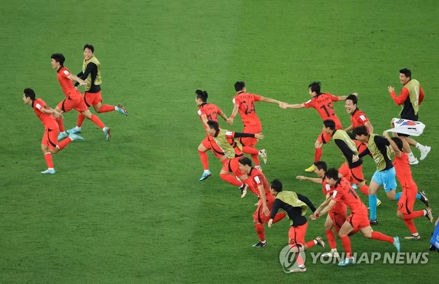 Cầu thủ Hàn Quốc mừng sau khi vào vòng 1/8 World Cup 2022. Ảnh: Yonhap