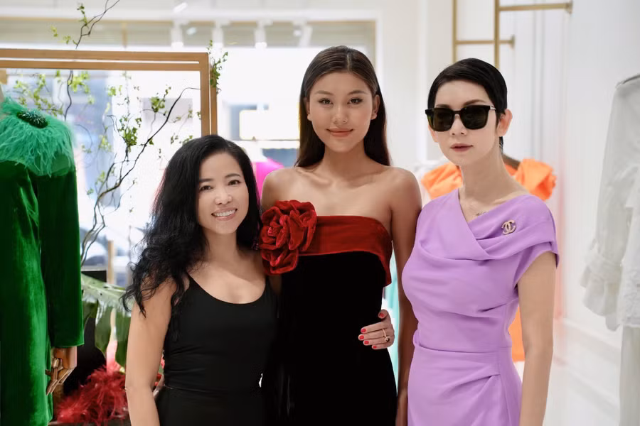 Thạch Thu Thảo chụp ảnh cùng nhà thiết kế Hà Linh Thư và siêu mẫu Xuân Lan. Ảnh: NVCC
