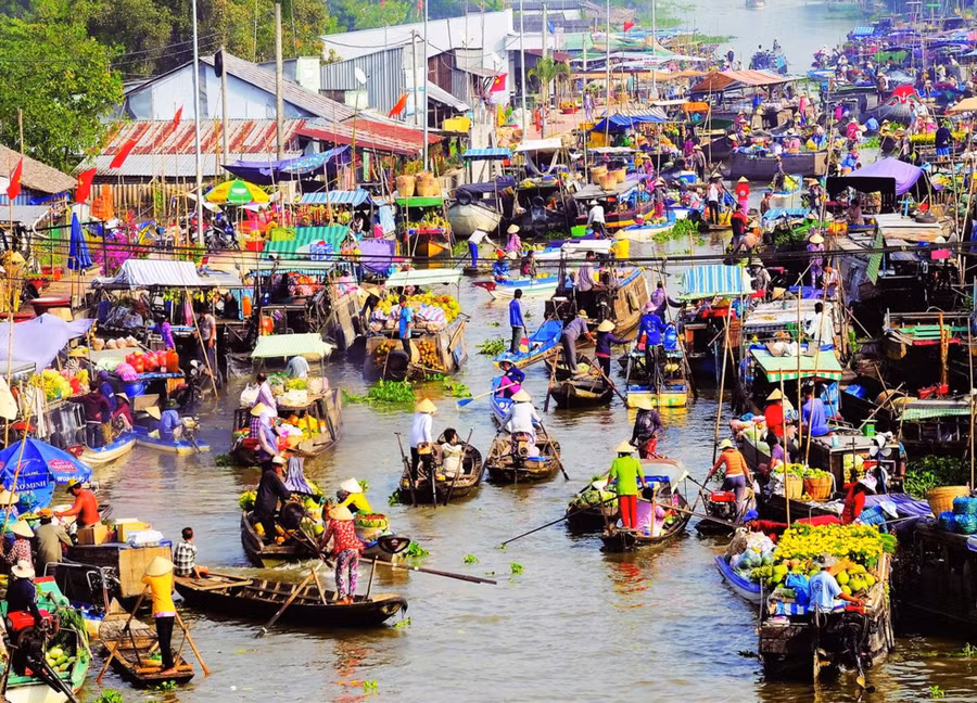  Hòa mình vào không khí nhộn nhịp của buổi chợ, với hàng trăm chiếc thuyền lớn bé buôn bán tấp nập, ngược xuôi là trải nghiệm thú vị. Ảnh: Trung tâm Phát triển Du Lịch Thành phố Cần Thơ
