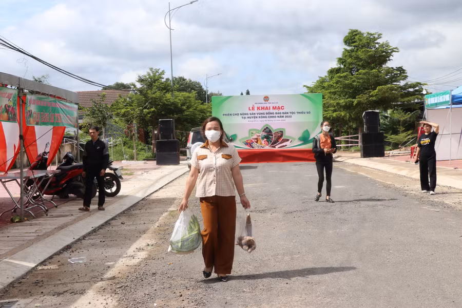 Đã có hơn 1.000 người dân đến tham quan, mua sắm tại Phiên chợ nông sản vùng đồng bào dân tộc thiểu số năm 2022. Ảnh: Ngọc Minh 