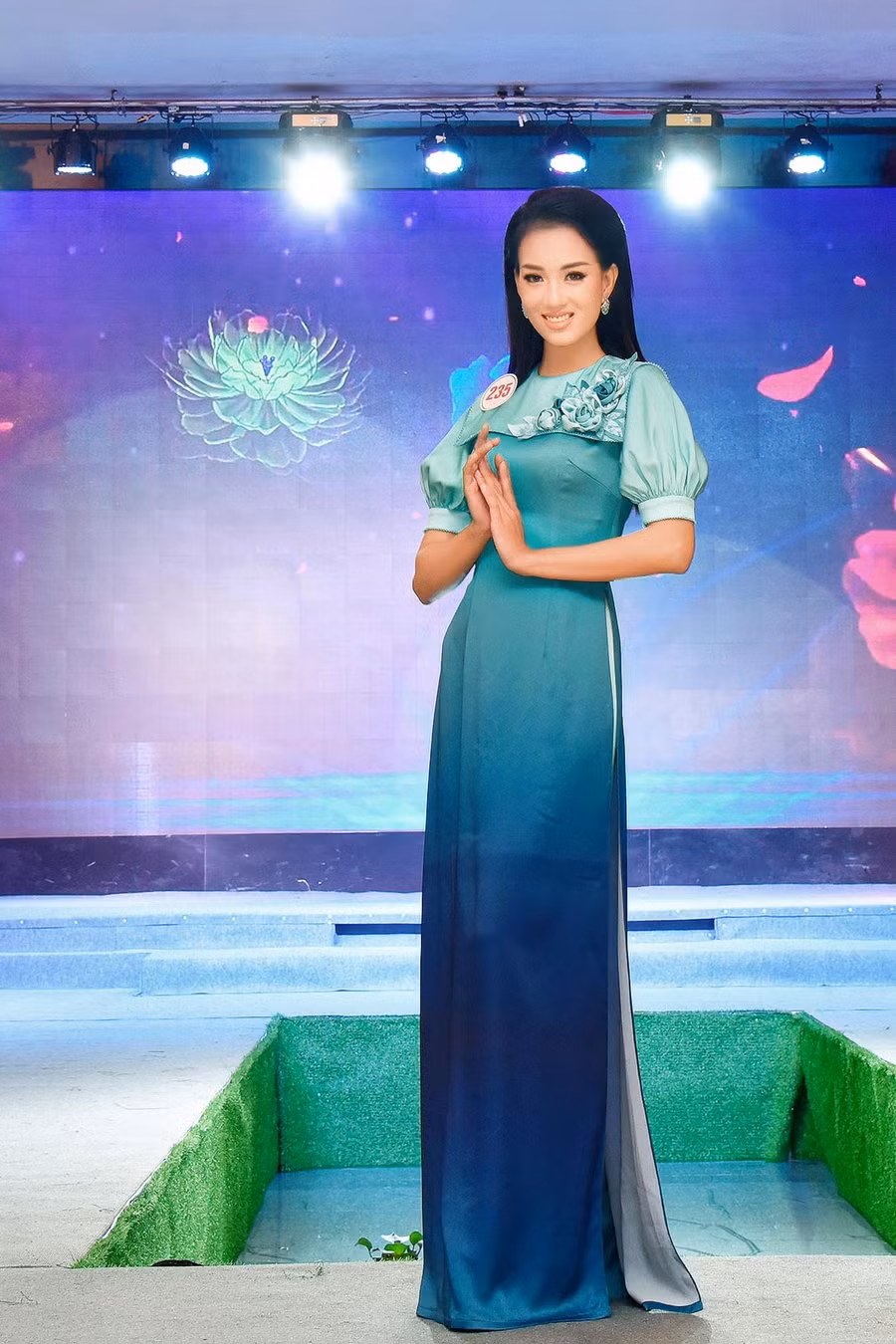 Thí sinh duyên dáng trong phần thi áo dài. Ảnh: Đức Thụy