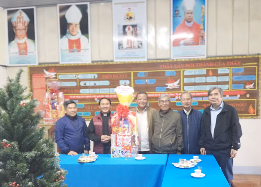 Trưởng Ban Tôn giáo tỉnh Hồ Hải Tần (thứ tư từ phải sang) chúc mừng Giáng sinh tại Nhà thờ Giáo xứ Thăng Thiên, phường Tây Sơn, TP. Pleiku. Ảnh: Thanh Nhật 