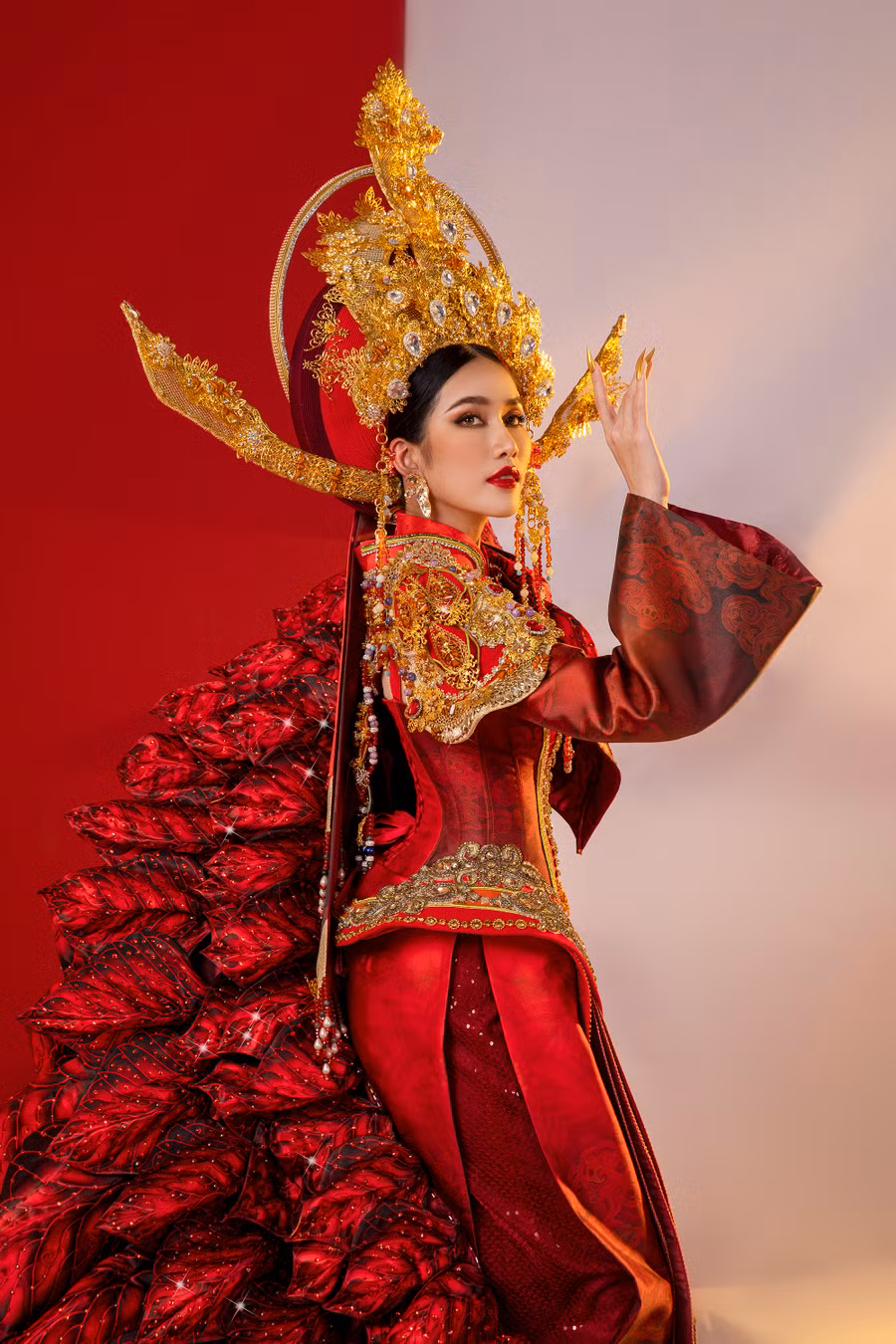 Sau khi thảo luận và thống nhất ý tưởng với hai nhà thiết kế, Á hậu Phương Anh cảm thấy hoàn toàn hài lòng với tác phẩm lần này. Ảnh: NVCC