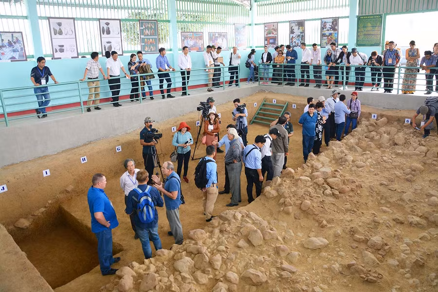 Các hố khai quật tại Rộc Tưng-Gò Đá được làm mái che để bảo vệ, tạo điều kiện thuận lợi cho khách tham quan, nghiên cứu. Ảnh: Hoàng Ngọc Các hố khai quật tại Rộc Tưng-Gò Đá được làm mái che để bảo vệ, tạo điều kiện thuận lợi cho khách tham quan, nghiên cứu. Ảnh: Hoàng Ngọc