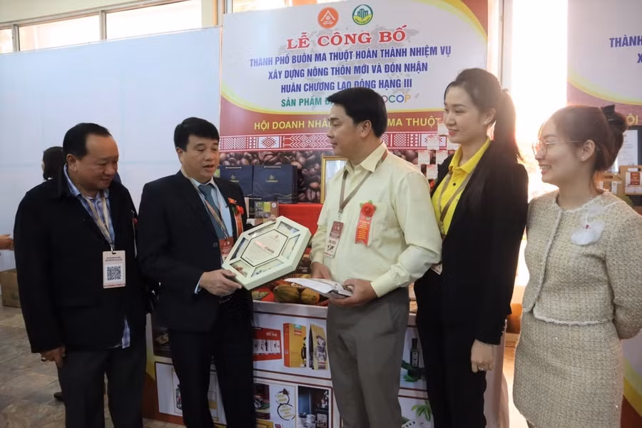  Ủy viên Trung ương Đảng, Chủ tịch Hội đồng Dân tộc của Quốc hội&nbsp;Y Thanh Hà Niê Kđăm, tham quan sản phẩm OCOP của thành phố Buôn Ma Thuột.