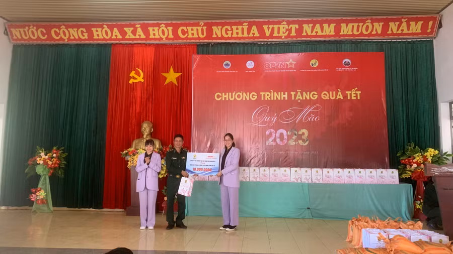 Tặng quà cho Đồn Biên phòng Ia Pnôn. Ảnh: Vĩnh Hoàng