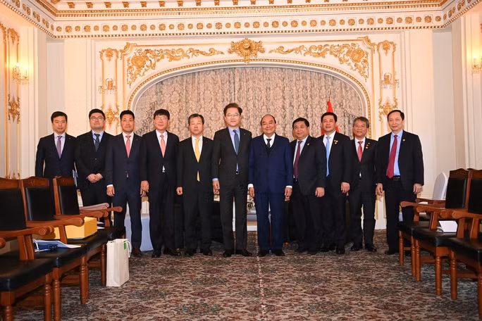 Chủ tịch nước Nguyễn Xuân Phúc và lãnh đạo một số bộ chụp ảnh lưu niệm cùng cùng Chủ tịch kiêm giám đốc điều hành ngân hàng KDB