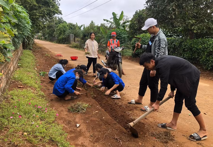 Người dân xã Chư Á (TP. Pleiku) tham gia xây dựng cảnh quan môi trường xanh-sạch-đẹp. Ảnh: Nhật Hào