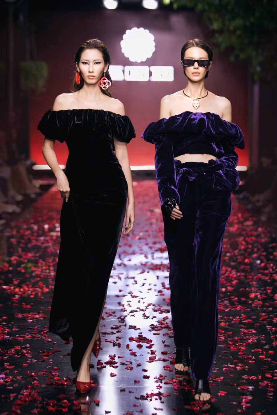 Bên cạnh đó, dàn người mẫu tham gia biểu diễn có Hằng Nguyễn, Hà Kino, Thanh Khoa, Cao Thiên Trang... Trước đó, nhà thiết kế Hà Linh Thư đã tổ chức buổi casting để tìm kiếm những gương mặt phù hợp, truyền tải thông điệp mà cô gửi gắm trong bộ sưu tập. Ảnh: Kiếng Cận