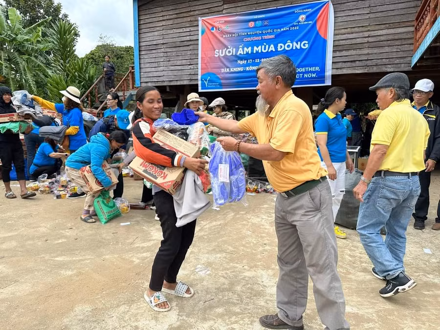 Đoàn từ thiện đã tặng 500 suất quà cho người dân và trẻ em xã Đak Kơ Ning, huyện Kông Chro. Ảnh: An Phát