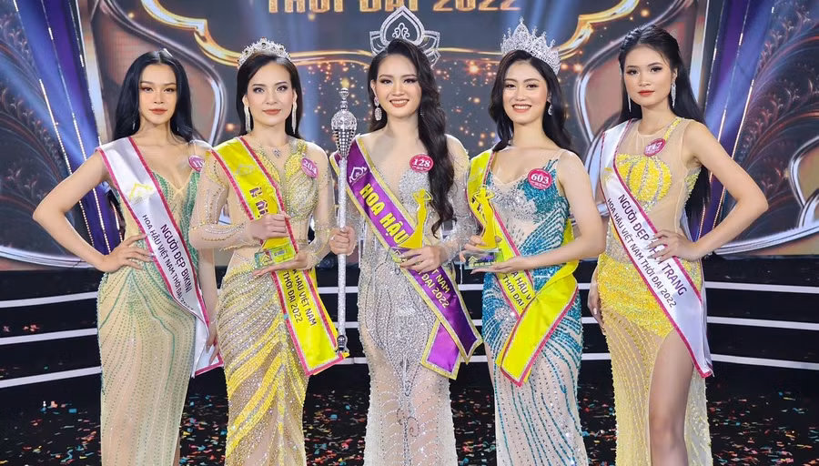 Nguyễn Mai Anh (giữa) đăng quang Hoa hậu Việt Nam Thời đại 2022. Ảnh: Ban tổ chức