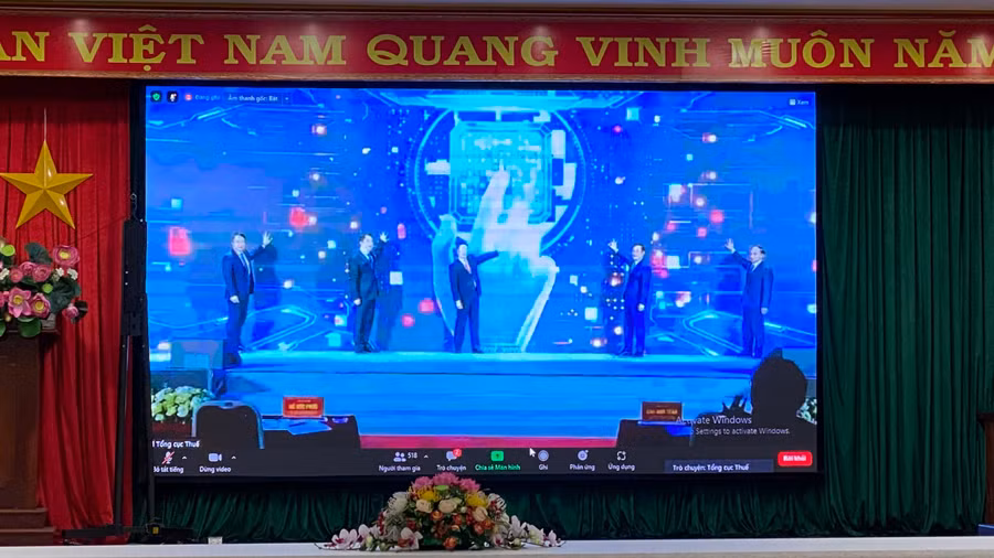 Lãnh đạo Bộ Tài chính thực hiện nghi lễ kích hoạt Cổng thông tin thương mại điện tử kết nối với các sàn thương mại điện tử trong nước. Ảnh: Sơn Ca.