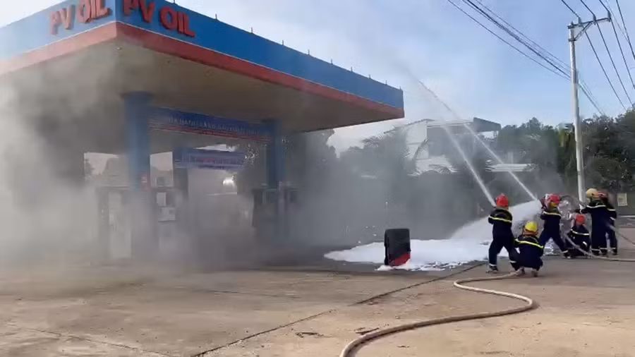  Diễn tập chữa cháy và cứu nạn, cứu hộ tại cửa hàng xăng dầu Phú Bổn, thị xã Ayun Pa. Ảnh: Nguyễn Sang