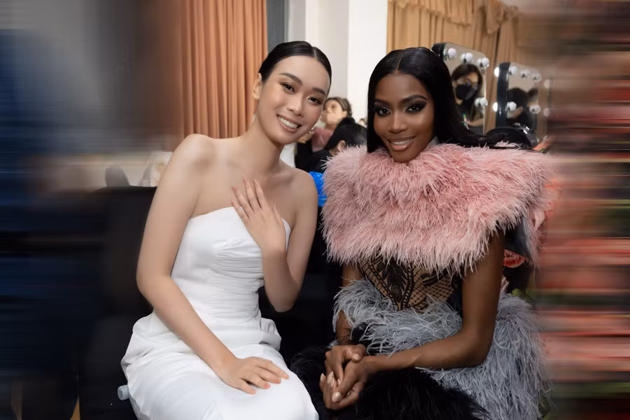 Miss Peace 2022 Ban Mai cùng Hoa hậu Siêu Quốc gia 2022 Lalela Mswane. Ảnh: NVCC