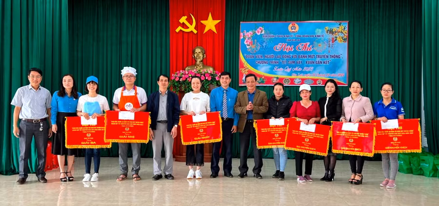 Ban tổ chức trao giải cho các đội thi có các sản phẩm xuất sắc. Ảnh: Đinh Yến Ban tổ chức trao giải cho các đội thi có các sản phẩm xuất sắc. Ảnh: Đinh Yến