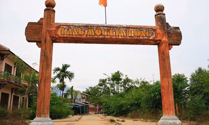 Cồng vào làng mộc Kim Bồng. Ảnh: Từ Ân