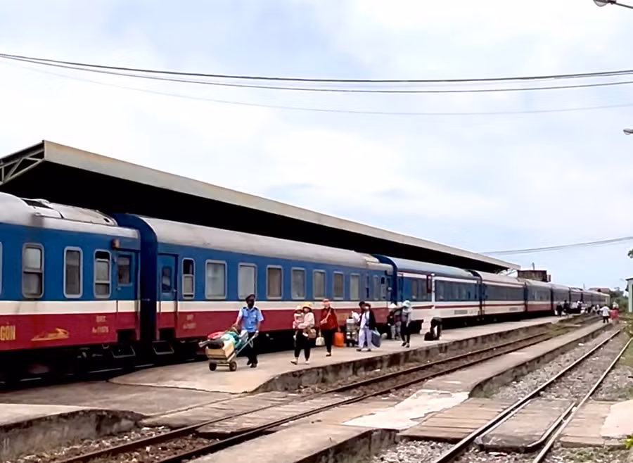 Hành khách không nên mua vé tàu "pass" lại qua các hội nhóm. Ảnh: Phương Vi Hành khách không nên mua vé tàu