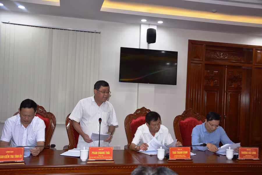 lãnh đạo Uỷ ban Kiểm tra Tỉnh ủy báo cáo kết quả thực hiện nhiệm vụ. Ảnh: Vĩnh Hoàng