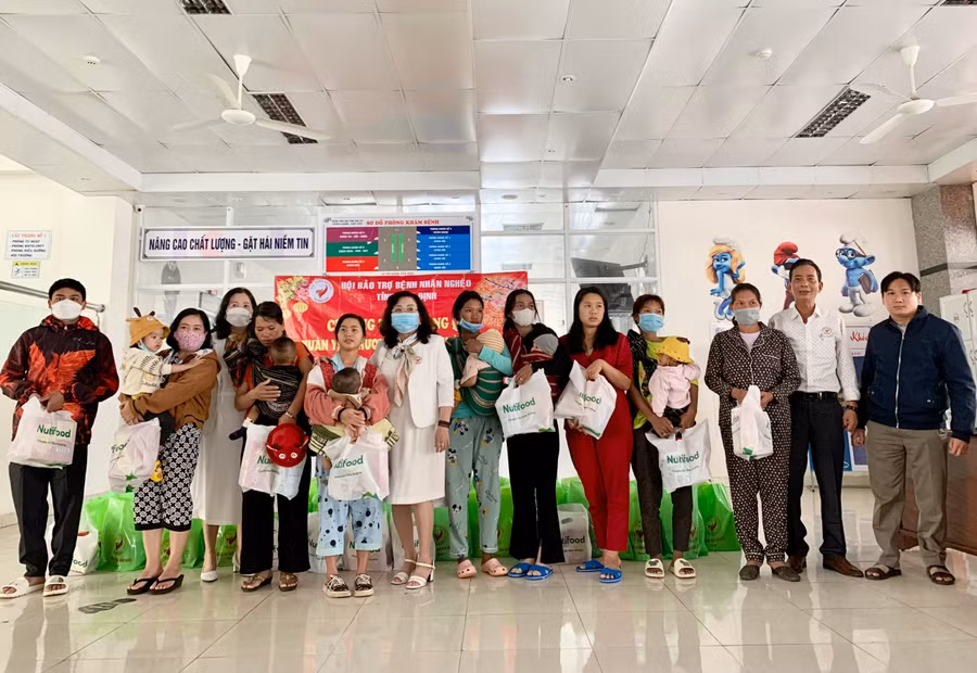 Hội bảo trợ bệnh nhân nghèo tỉnh Bình Định phối hợp với Bệnh viện Nhi tỉnh tổ chức chương trình Xuân yêu thương- Tết Quý Mão 2022 chiều 31-12. Ảnh: Như Nguyện