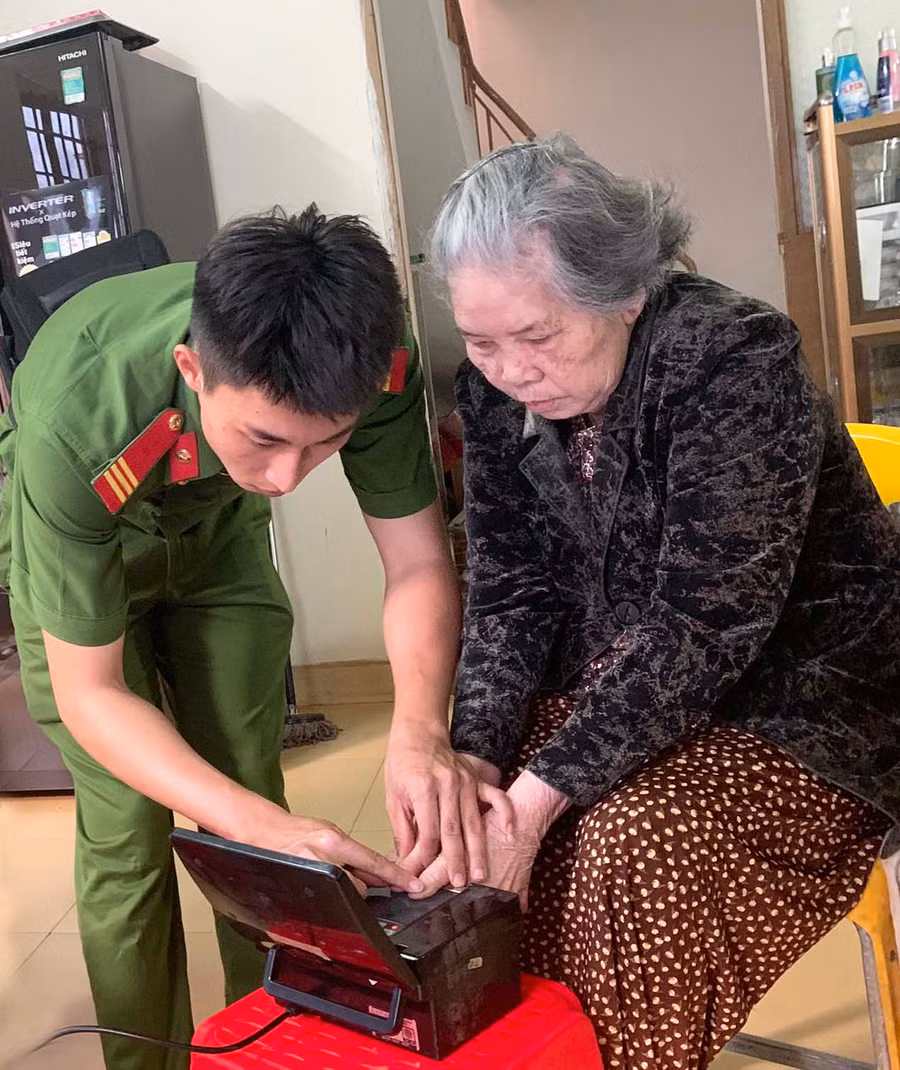 Lực lượng Công an huyện Đak Đoa làm CCCD gắn chip điện tử cho đối tượng yếu thế tại xã Kdang. Ảnh: R’Ô HOK