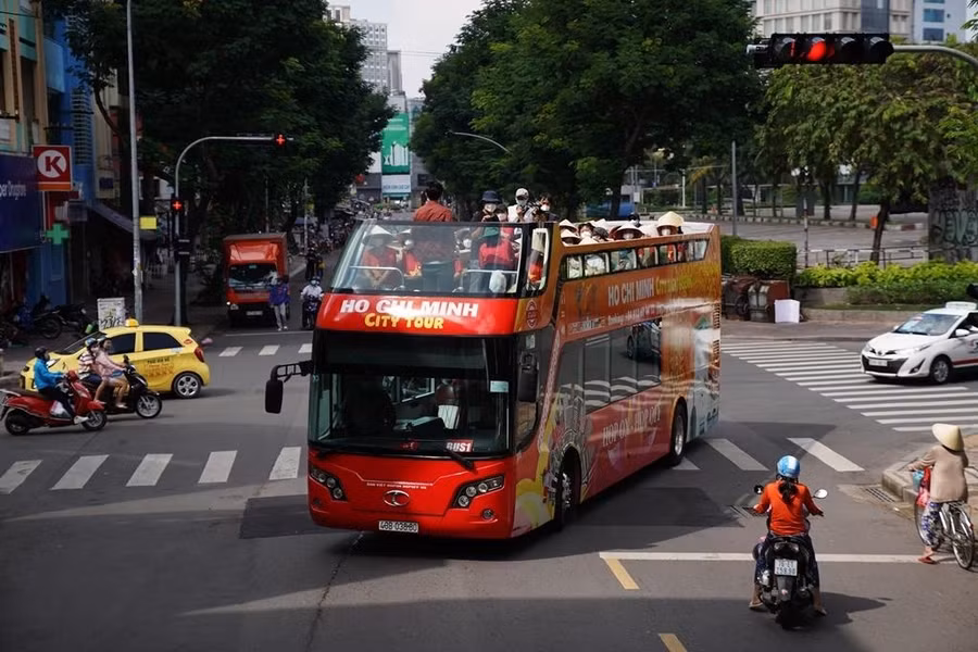 Buýt thoáng nóc chuyên phục vụ du khách đang chạy trên nhiều tuyến đường ở TP.HCM sẽ có mặt ở Đà Lạt. Ảnh: Vũ Phượng