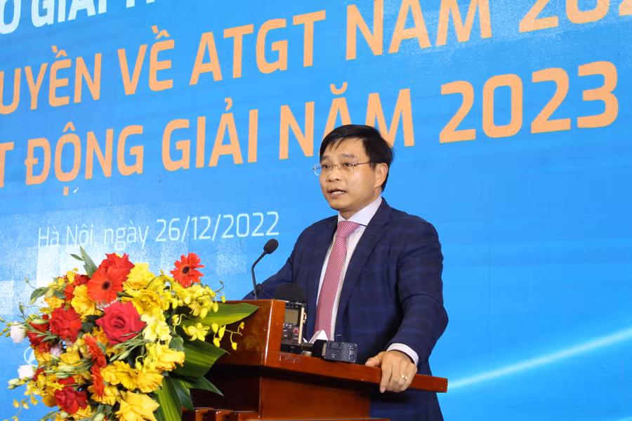 Bộ trưởng Bộ Giao thông-Vận tải Nguyễn Văn Thắng phát biểu tại buổi lễ. Ảnh: Minh Nguyễn Trao giải cho các tác giả đạt giải 3 tại cuộc thi. Ảnh: Minh Nguyễn