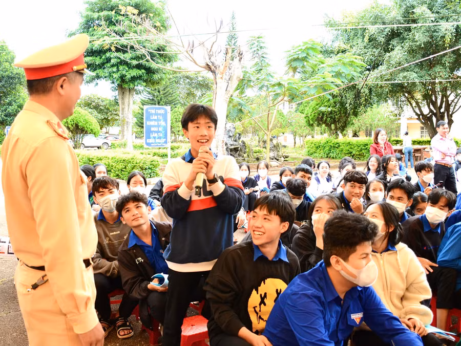Ban ATGT tỉnh tổ chức tuyên truyền pháp luật về giao thông đường bộ cho học sinh Trường THPT Nguyễn Huệ (huyện Đak Đoa). Ảnh: Minh Phương